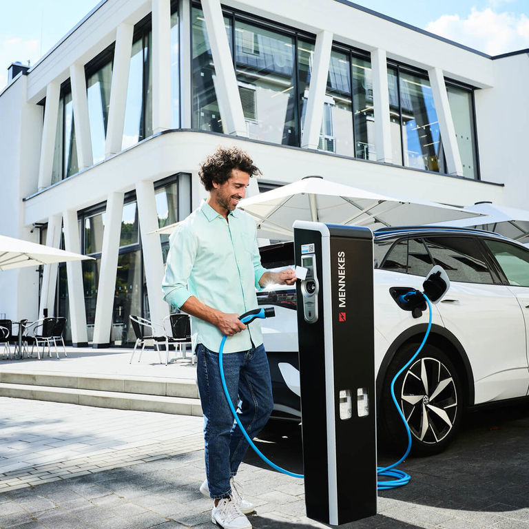 E-Autofahrer lädt an einer öffentlichen Ladesäule