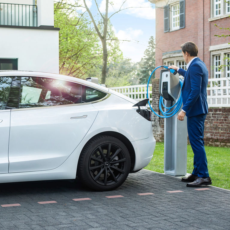 Elektrischer Dienstwagen mit Wallbox zu Hause laden