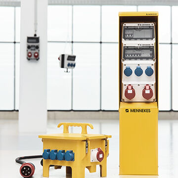 Two free-standing combination units by MENNEKES in the foreground. A MENNEKES wall combination unit and a MENNEKES wall combination unit are shown in the background.